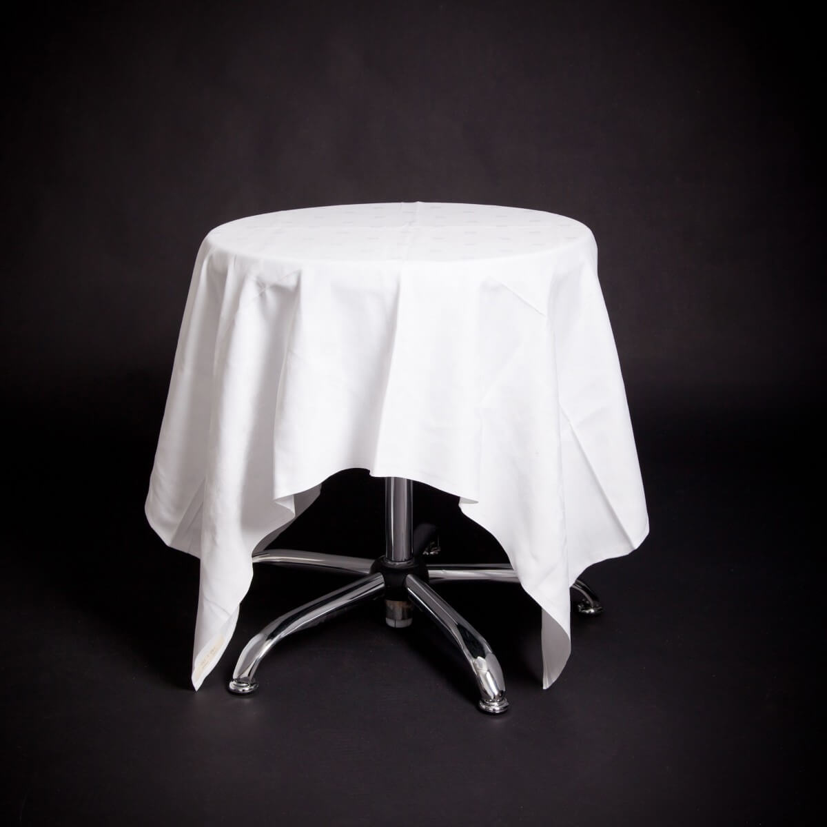 Cafèbord med hvit duk (140x140cm).