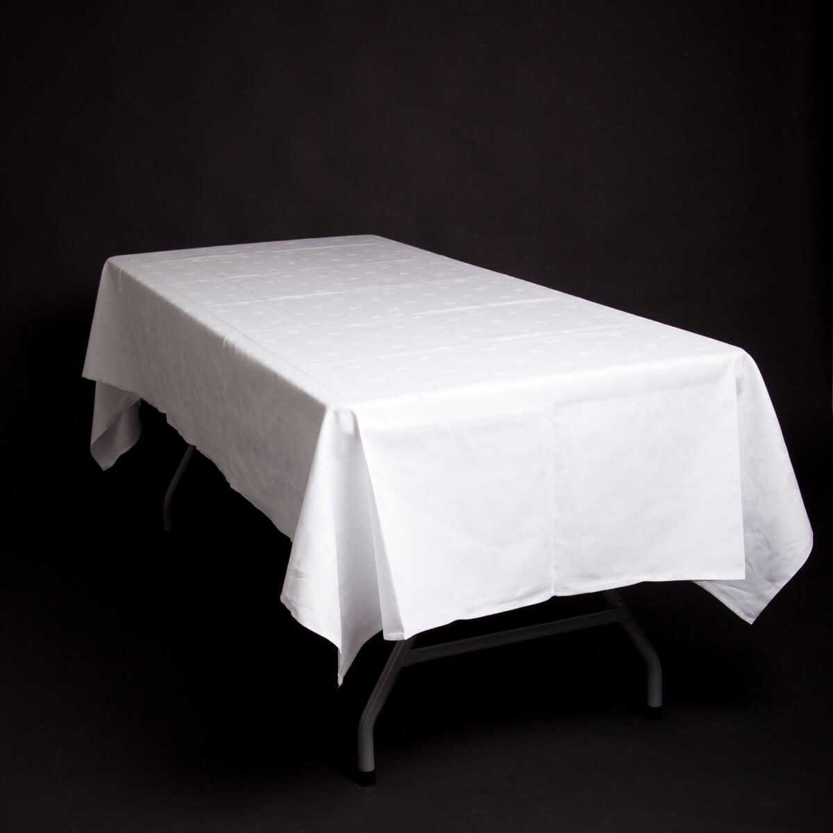 Rektangulært bord med hvit duk (140x220cm).