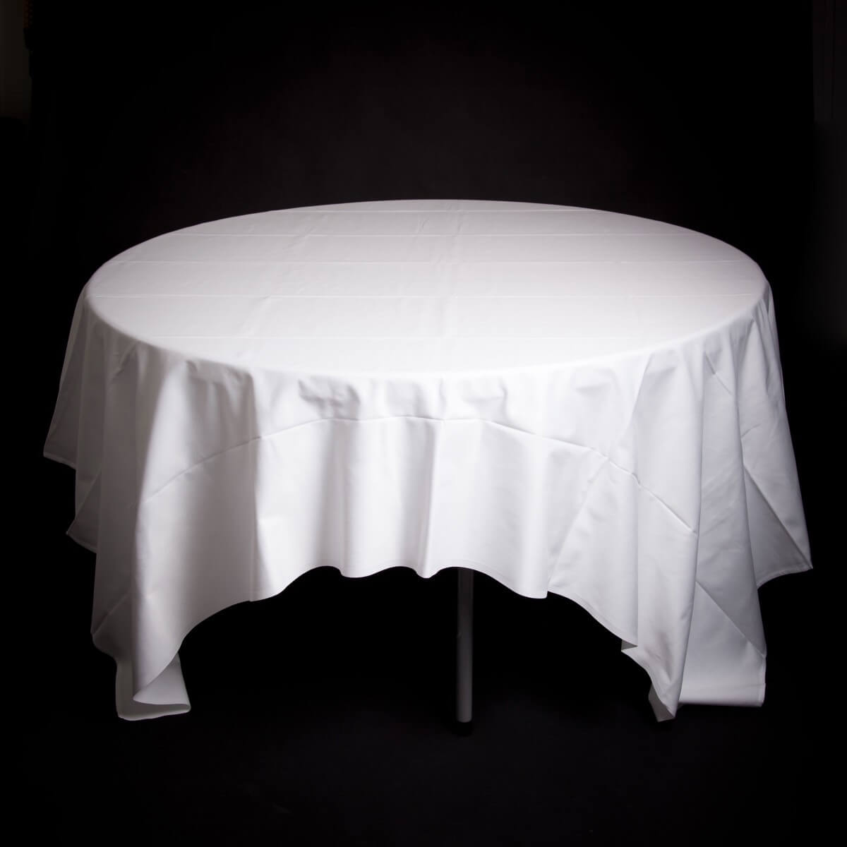 Rundt bord med 220x220cm hvit duk.