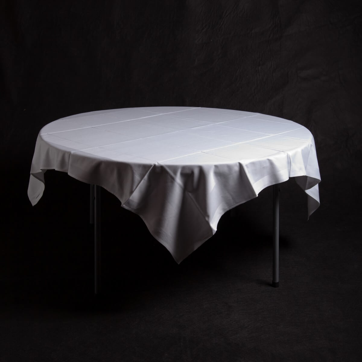 Rundt bord med hvit duk (180x180cm).